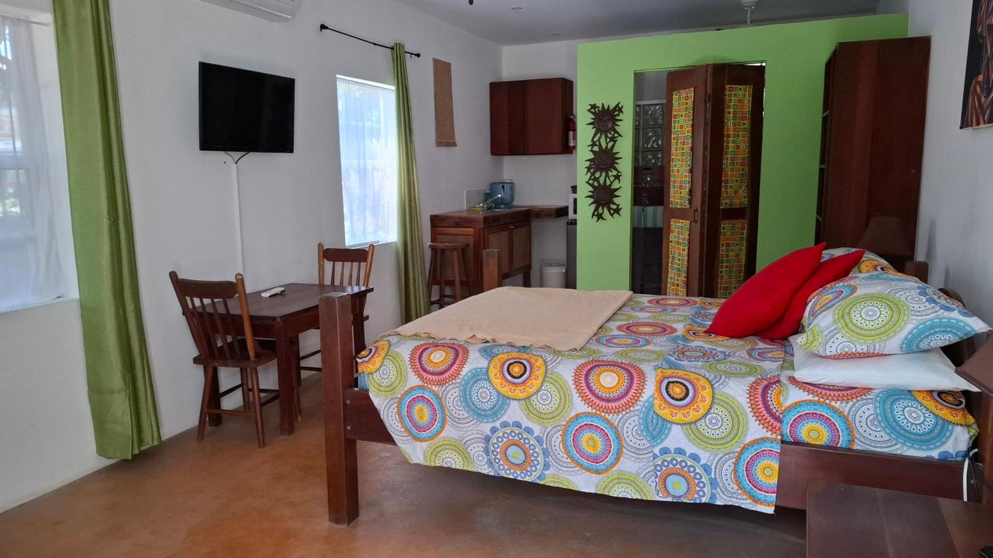 Amanda'S Place Green Studio - Pool And Tropical Garden Caye Caulker Ngoại thất bức ảnh